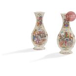 CHINE, Canton - XVIIIe siècle Paire de vases en porcelaine émaillée polychrome à décor dans des