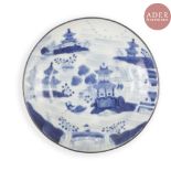 VIETNAM, Hue - XIXe siècle Soucoupe évasée en porcelaine décorée en bleu sous couverte de paysage