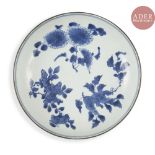 CHINE - XVIIIe siècle Coupe en porcelaine décorée en bleu sous couverte de chrysanthèmes, pivoines