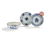 VIETNAM - Début XXe siècle Ensemble comprenant deux assiettes et une coupe en porcelaine bleu
