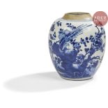 CHINE - XVIIIe siècle Pot à gingembre en porcelaine bleu blanc à décor de branches fleuries de