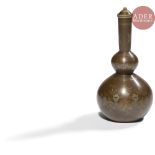 JAPON - XIXe siècle Petit vase double gourde à col long en bronze à patine brune à décor en