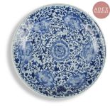 CHINE - Époque KANGXI (1662 - 1722) Plat rond en porcelaine bleu blanc à décor de lotus dans leur