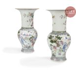 CHINE - XIXe siècle Paire de vases de forme cornet en porcelaine décorée en émaux polychromes dans