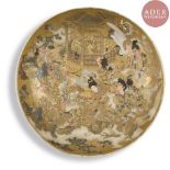 JAPON - Époque MEIJI (1868 - 1912) Plat rond en faïence de satsuma à décor émaillé polychrome et