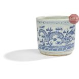 CHINE - XIXe siècle Cache-pot en porcelaine bleu blanc à décor de dragons à la recherche de la perle