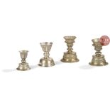 TIBET - XIXe siècle Ensemble de quatre lampes à beurre en argent reposant sur des piédouches à décor