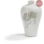 CHINE - XIXe siècle Petit vase " meiping " en porcelaine blanche à décor émaillé en rouge de