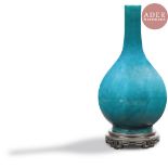 CHINE - XVIIIe siècle Vase bouteille en porcelaine émaillée bleu turquoise. H. : 38,5 cm. Socle en