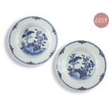 CHINE - XVIIIe siècle Deux assiettes en porcelaine bleu blanc à décor de bouquets fleuris. (