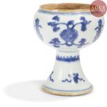 CHINE - Époque KANGXI (1662 - 1722) Bol sur piédouche en porcelaine décoré en bleu sous couverte