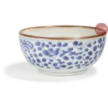 VIETNAM - XVIIIe siècle Bol en porcelaine décorée en bleu sous couverte de pivoines dans leur