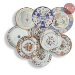 CHINE - XVIIIe siècle Ensemble comprenant neuf assiettes en porcelaine émaillée polychrome, dont six