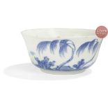 VIETNAM, Hue - XVIIIe siècle Bol en porcelaine décorée en bleu sous couverte de lettré dans une