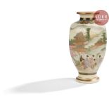 JAPON, Fours de Satsuma Époque MEIJI (1868 - 1912) Vase en faïence de Satsuma à facettes sur