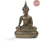 LAOS - XIXe siècle Statuette de bouddha en bronze à patine brune, assis en padmasana sur le lotus,