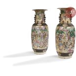 CHINE, Nankin - Début XXe siècle Paire de vase en porcelaine à décor émaillé polychrome de scènes