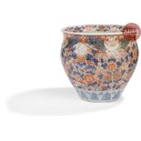 JAPON - Epoque MEIJI (1868 - 1912) Vasque en porcelaine à décor émaillé polychrome dit " imari "
