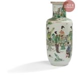 CHINE - XIXe siècle Vase rouleau en porcelaine émaillée polychrome des émaux dans le style de la