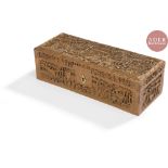 CHINE, Canton - XIXe siècle Coffret rectangulaire en bois sculpté en haute relief de scènes de vie