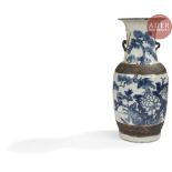 CHINE, Nankin - XIXe siècle Vase en porcelaine émaillée beige craquelée à décor en bleu sous