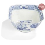 CHINE - Début XIXe siècle Bol de forme carrée en porcelaine décorée en bleu sous couverte de couples