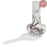 CHINE - XIXe siècle Vase à col étroit et panse basse en porcelaine blanche émaillée polychrome