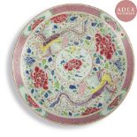 CHINE - XVIIIe siècle Plat en porcelaine à décor émaillé polychrome de la famille rose de phénix