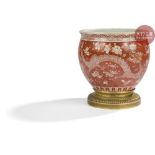 CHINE - Fin XIXe siècle Vasque en porcelaine émaillée rouge de fer à décor de dragons sur fond de