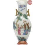 CHINE - Époque DAOGUANG (1821 - 1850) Deux vases balustres appliques en porcelaine à décor en