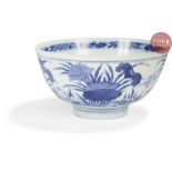 CHINE - Époque KANGXI (1662 - 1722) Bol en porcelaine décorée en bleu sous couverte d'aigrettes