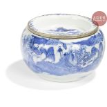 VIETNAM, Hue - XVIIIe / XIXe siècle Pot couvert en porcelaine décorée en bleu sous couverte de