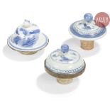 VIETNAM et CHINE - XIXe siècle Trois couvercles en porcelaine décorée en bleu sous couverte de