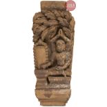 INDE - XIXe siècle Bois de char sculpté en haut relief d'Indra, les mains jointes en anjali mudra,