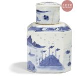 VIETNAM, Hue - XVIIIe / XIXe siècle Flacon de forme carrée en porcelaine décorée en bleu sous