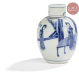 CHINE - Époque KANGXI (1662 - 1722) Petit pot couvert en porcelaine bleu blanc à décor sur la