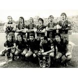 Autograph Football 1979 FC Barcelona. - Black-and-white press photo with original signatures of