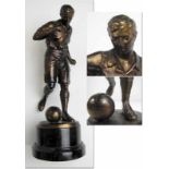 Spelter Footballfigur 1940 on marble base 23 cm - Fußballfigur ca. 1940 - „Spieler mit Ball“