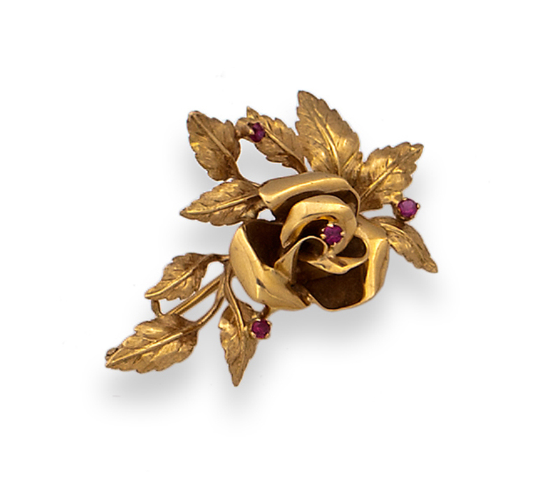 Broche con rosa y rama con rubíes en oro rosa de 18K. Peso:9,65 gr Medidas:5 x 3,5 cm