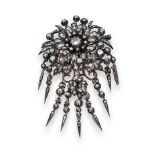 Broche flor Victoriano de diamantes y brillantes talla cojín . Con motivos de hojas y pétalos en