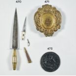 Una daga, un puñal pequeño y una navaja en miniatura en acero, hueso y cobre. Albacete, S. XIX.
