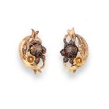 Pendientes s.XIX con flores de diamantes talla rosa entre cintas y ramas entrelazadas. En oro de 18K