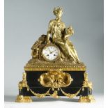 Reloj de sobremesa de bronce dorado y mármol negro, con la figura de Céres sobre plinto. Francia,