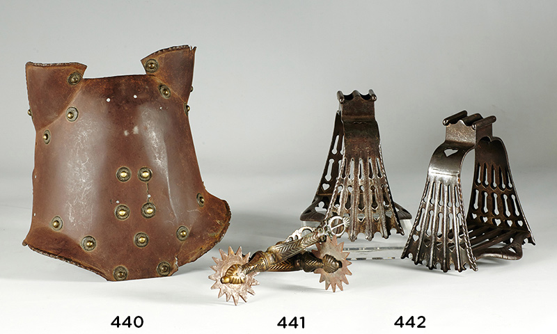 Cabeza de armadura para caballo en hierro con claveteado. España, S. XVI. Medidas: 24 x 23 cms.