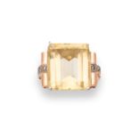 Sortija años 40 con cuarzo citrino rectangular entre bandas y cilindros. En oro rosa de 18K.