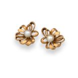 Pendientes flor con perla entre nido de cintas plegadas. En oro rosa de 18K Peso:8,6 gr Medidas: