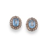 Pendientes con topacios azules y orla de diamantes. En oro de 18K con frente de engaste en