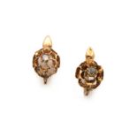 Pendientes flor s.XIX calada con lágrima en base y diamante central. En oro de 18K