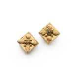 Pendientes romboidales s.XIX con flor de pétalos grabados aplicados con diamante central En oro de