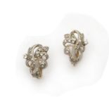 Pendientes bandas entrelazadas con flor de lys de zafiros blancos En oro de 18K con frente de